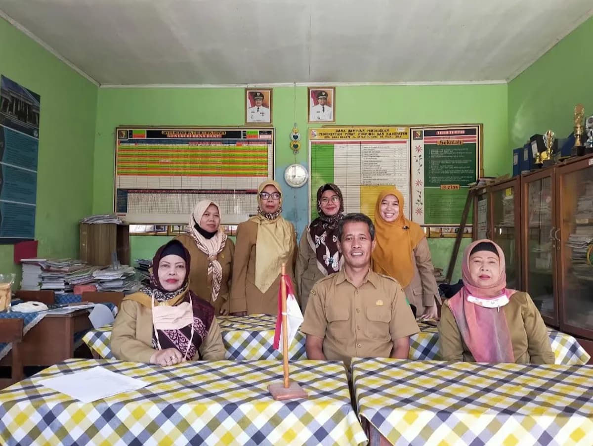 Foto kekompakan guru dan tenaga kependidikan