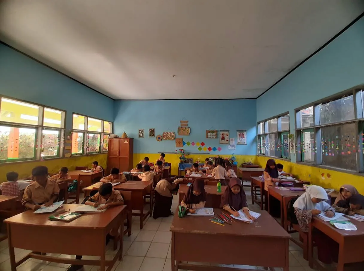 Foto aktivitas pembelajaran interaktif di kelas
